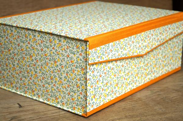 Box stable with orange linen edges